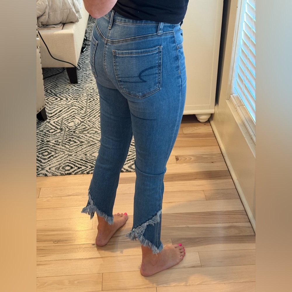 American Eagle Next Level High-Waisted Jegging Crop jeans with a frayed hem. - Picture 3 of 5